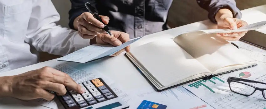 Cómo asegurar un cierre anual sin multas con asesoría financiera